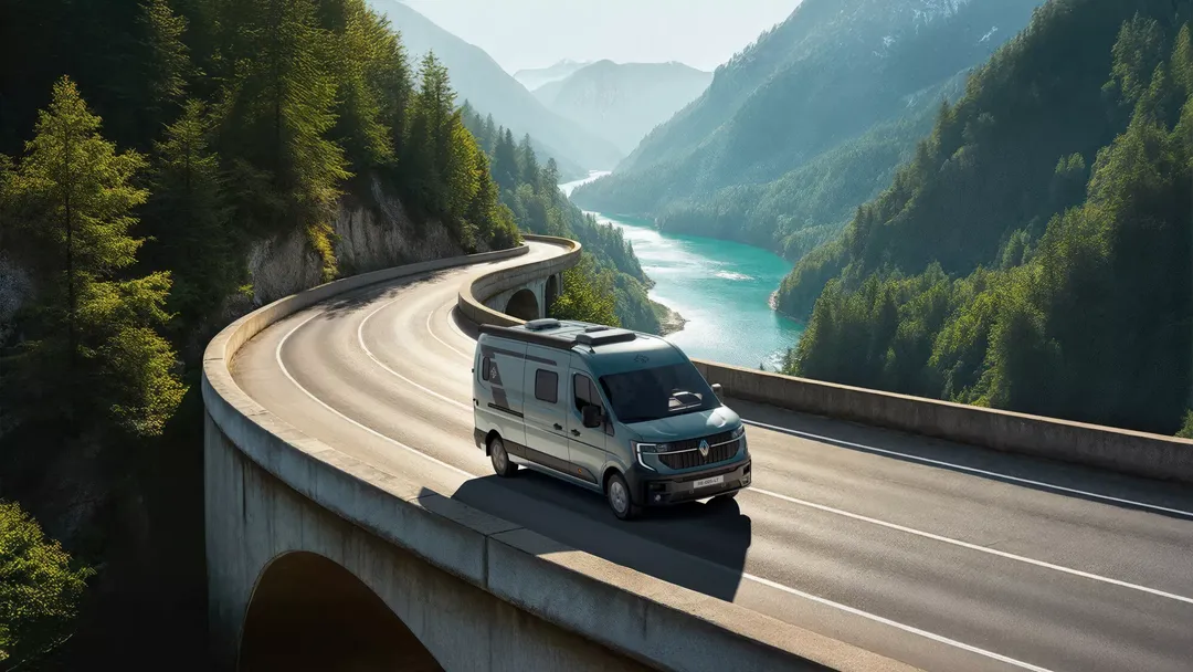 Renault Master (wersja kamperowa) — przód, jazda górską trasą po wiadukcie nad doliną