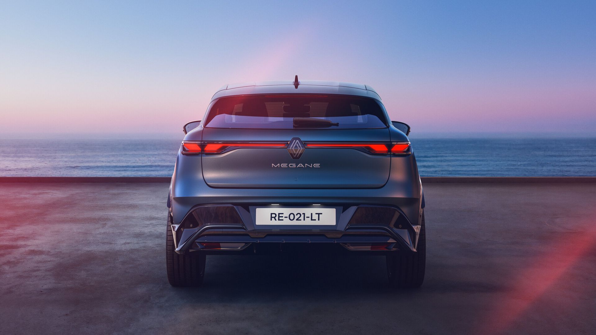 Renault Megane E-Tech Electric — tył, samochód zaparkowany na tarasie nad morzem o zmierzchu