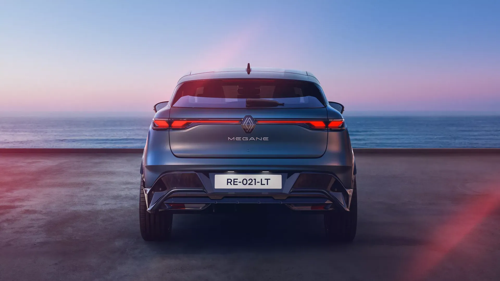 Renault Megane E-Tech Electric — tył, ujęcie niemal identyczne jak poprzednie, taras nad morzem