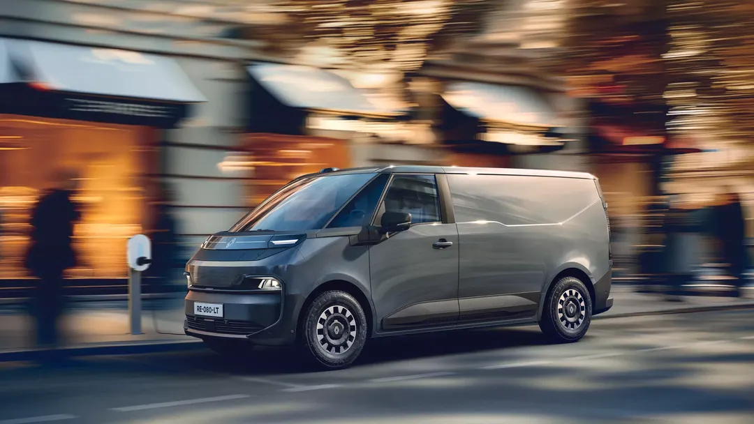 Renault Trafic Van E-Tech electric — przód, jazda miejska