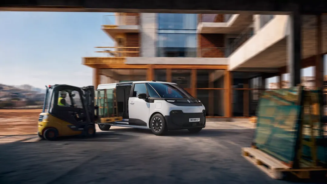 Renault Trafic Van E-Tech electric — przód, jazda w budowie