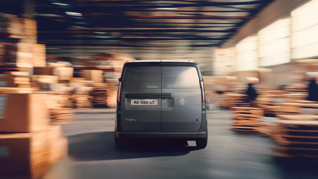 Renault Trafic Van E-Tech electric — tył, jazda w magazynie