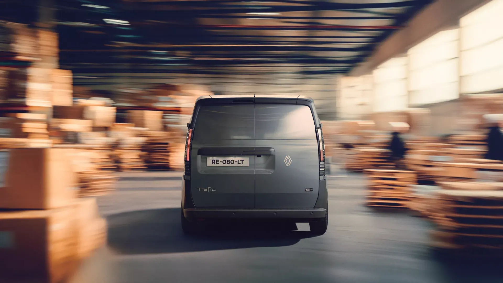 Renault Trafic Van E-Tech electric — tył, jazda w magazynie