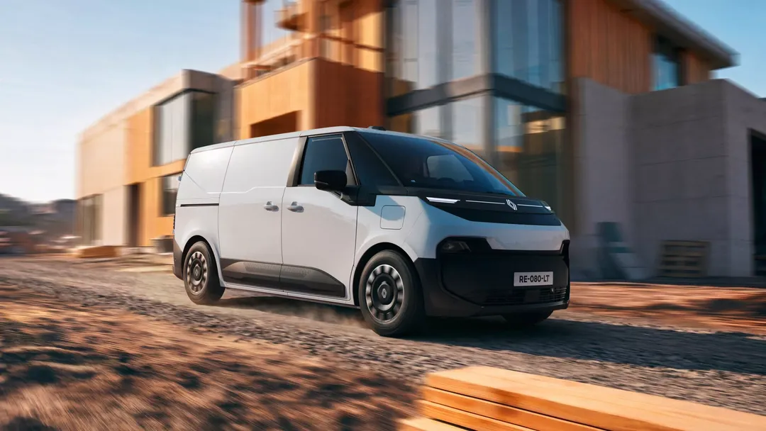 Renault Trafic Van E-Tech electric — przód, jazda na budowie