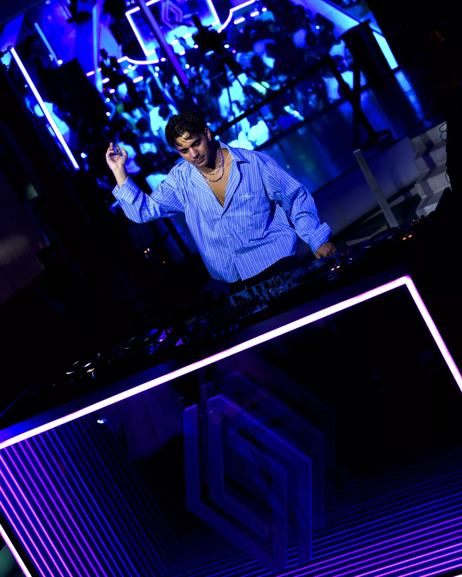 Renault — DJ przy konsolecie w fioletowo-niebieskim oświetleniu podczas Twingo Live Show