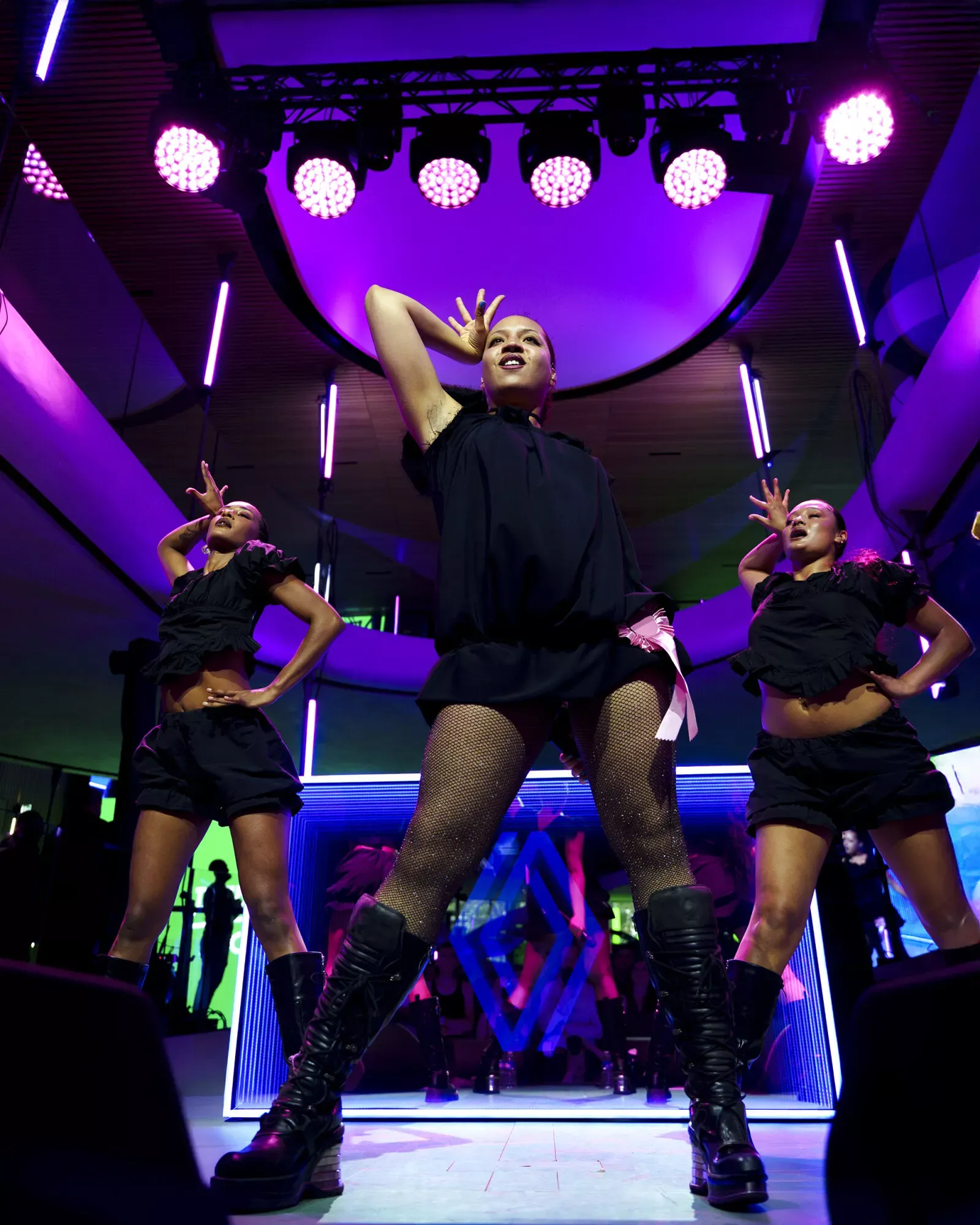 Renault — trzy tancerki w czarnych strojach podczas występu na scenie Twingo Live Show