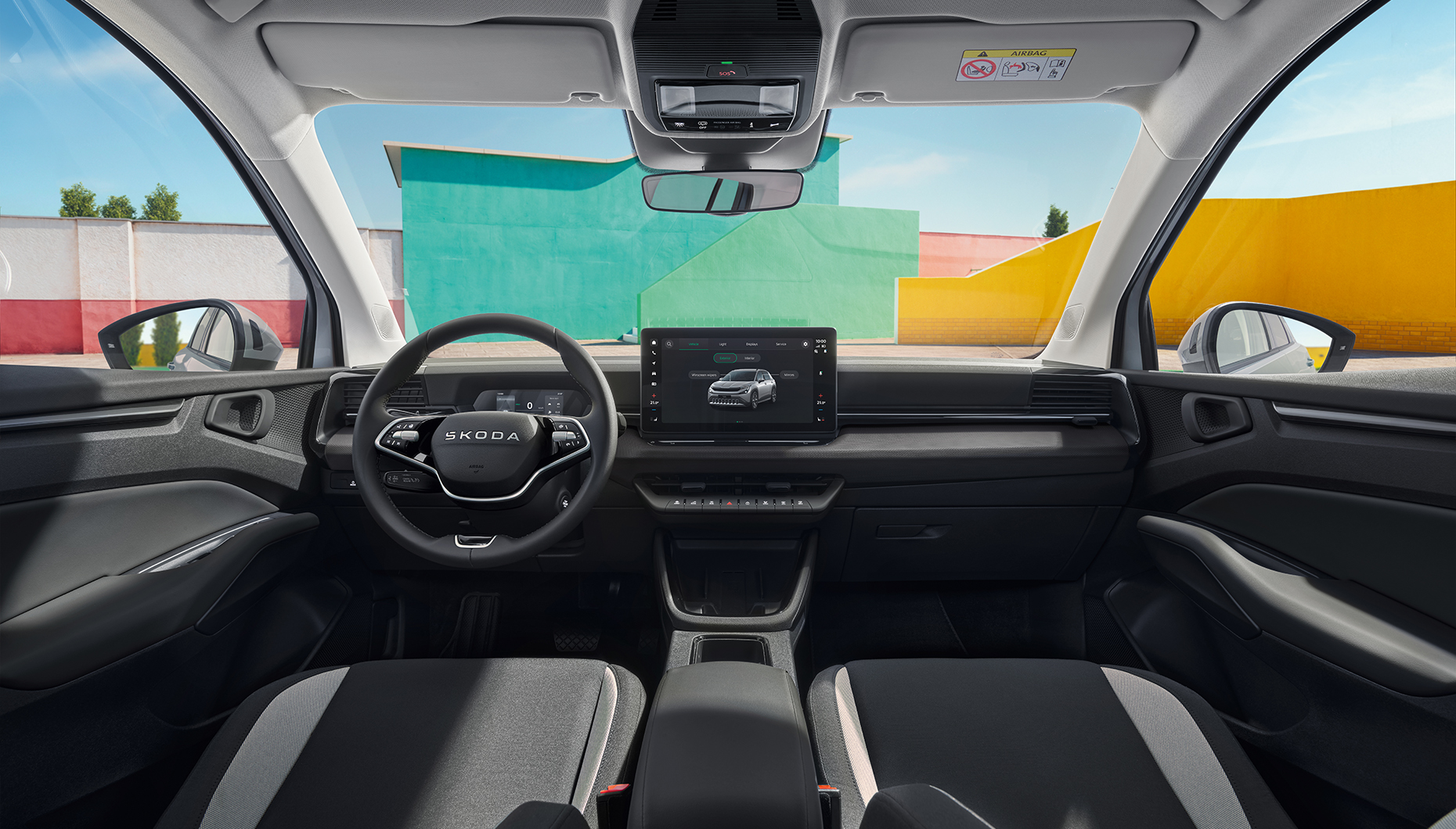 Škoda Epiq — kokpit w ciemnej kolorystyce, ekran centralny, kierownica z logo Škoda