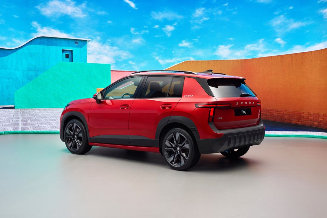 Škoda Epiq — tył 3/4, kolor czerwony, tło kolorowe ściany, sesja prasowa