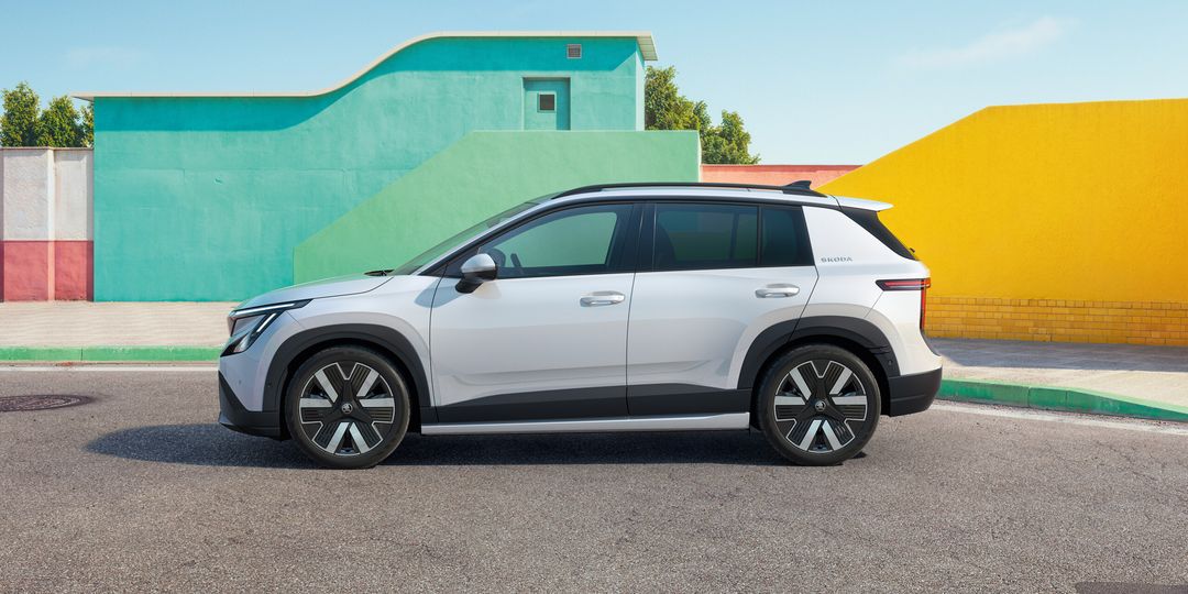 Škoda Epiq — profil boczny lewy, biały kolor, sylwetka nadwozia SUV