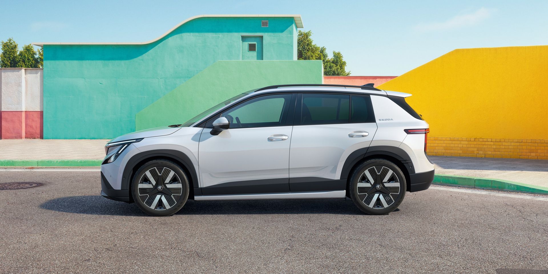 Škoda Epiq — profil boczny lewy, biały kolor, sylwetka nadwozia SUV