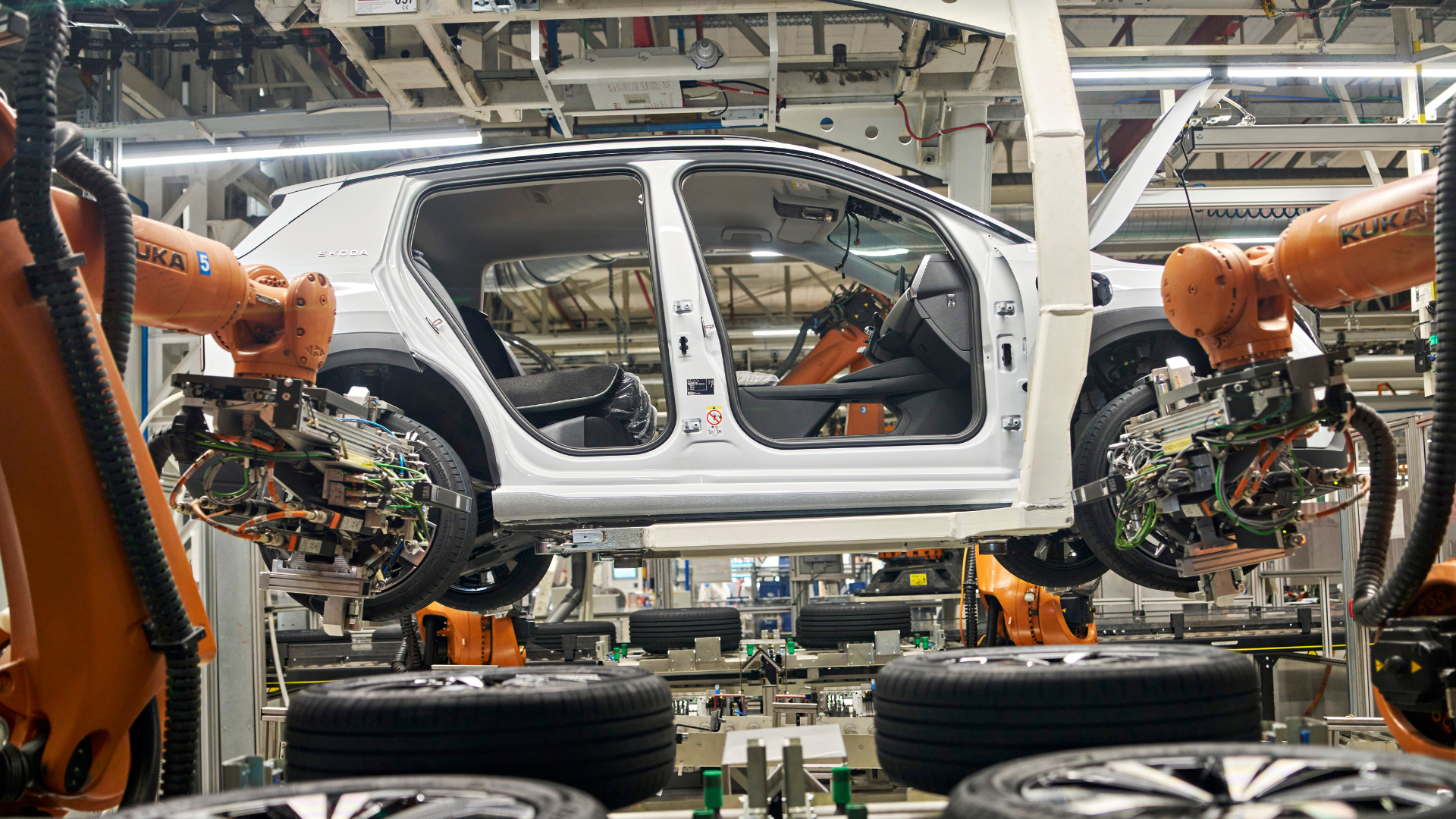 Škoda Epiq — nadwozie na linii montażowej z robotami KUKA, produkcja fabryczna