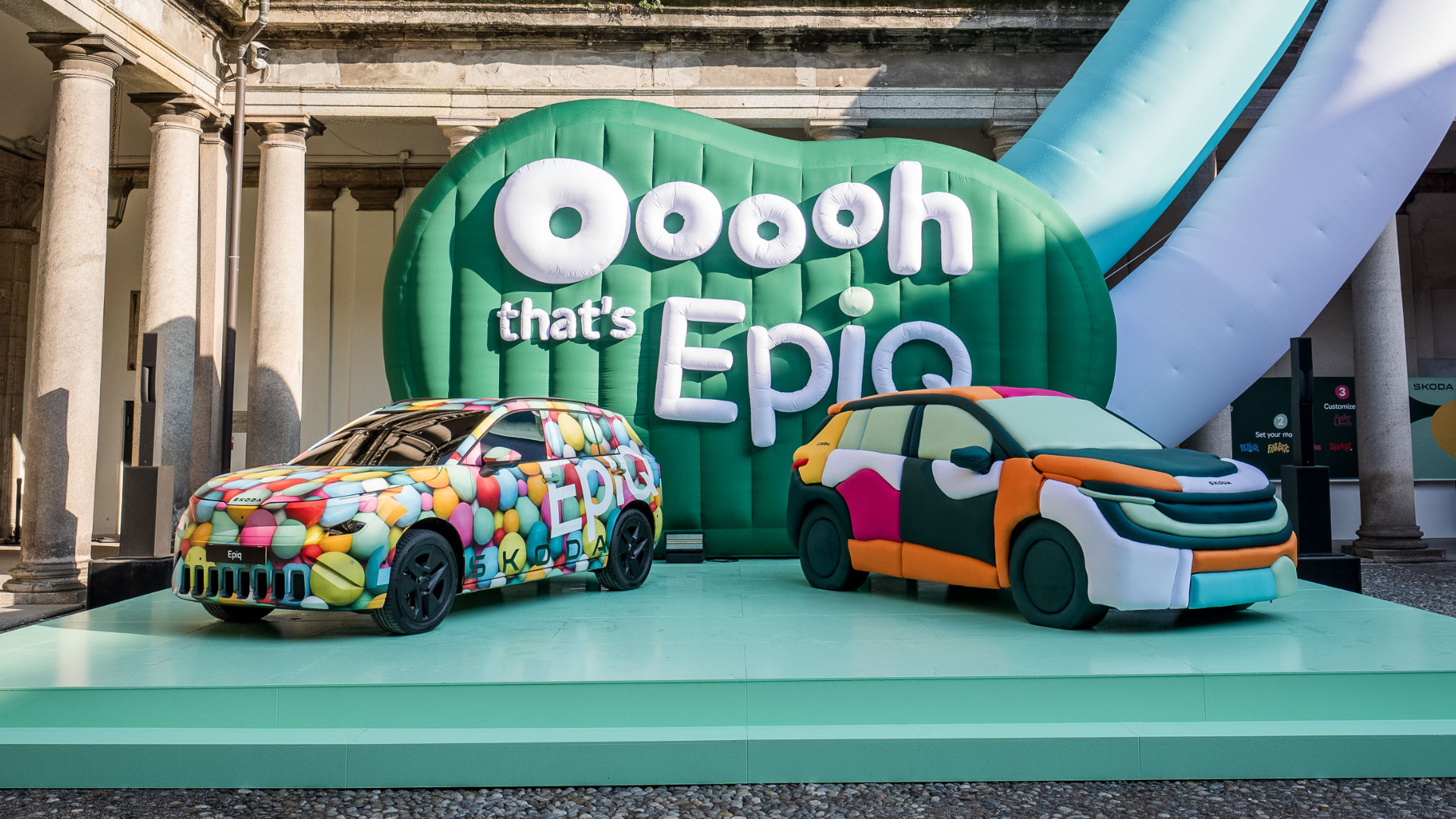 Škoda Epiq — instalacja eventowa z napisem „Ooooh that's EpiQ”, dwa modele art car na podium