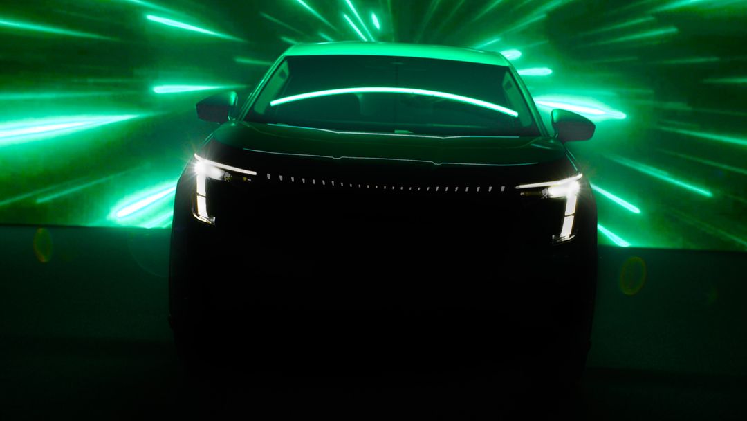 Škoda Epiq — teaser przód, sylwetka z podświetlonymi reflektorami LED, efekty zielonego lasera