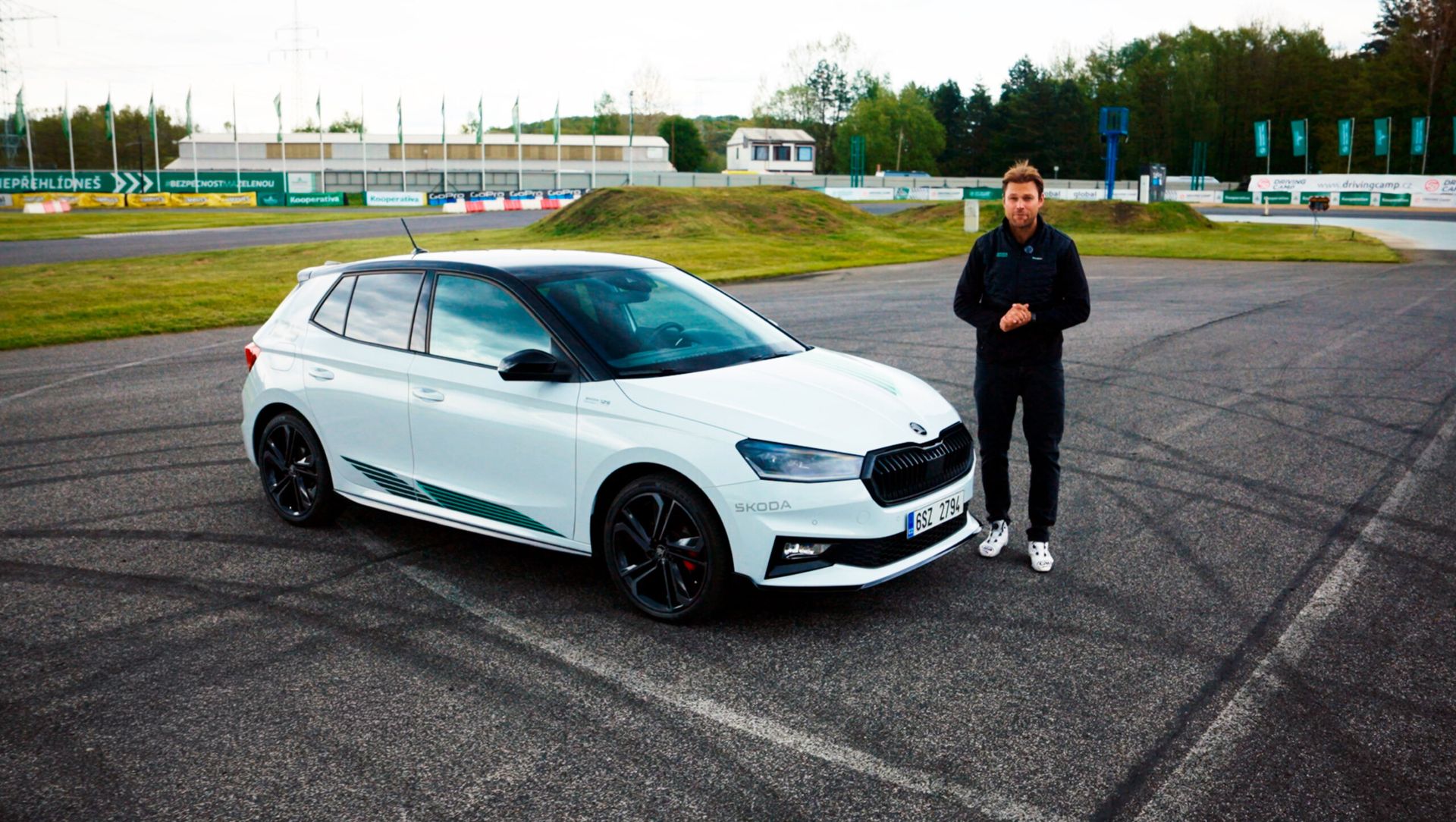 Škoda Fabia Motorsport Edition — ujęcie 3/4 z przodu, niemal identyczne z p01, lekko inne kadrowanie