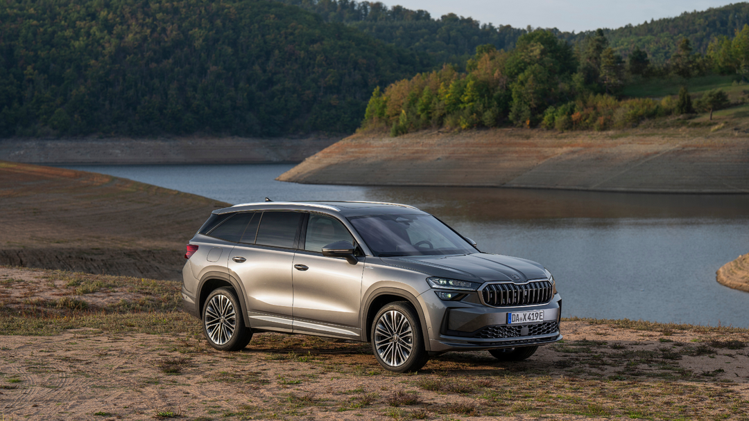 Škoda Kodiaq — bok, nad jeziorem