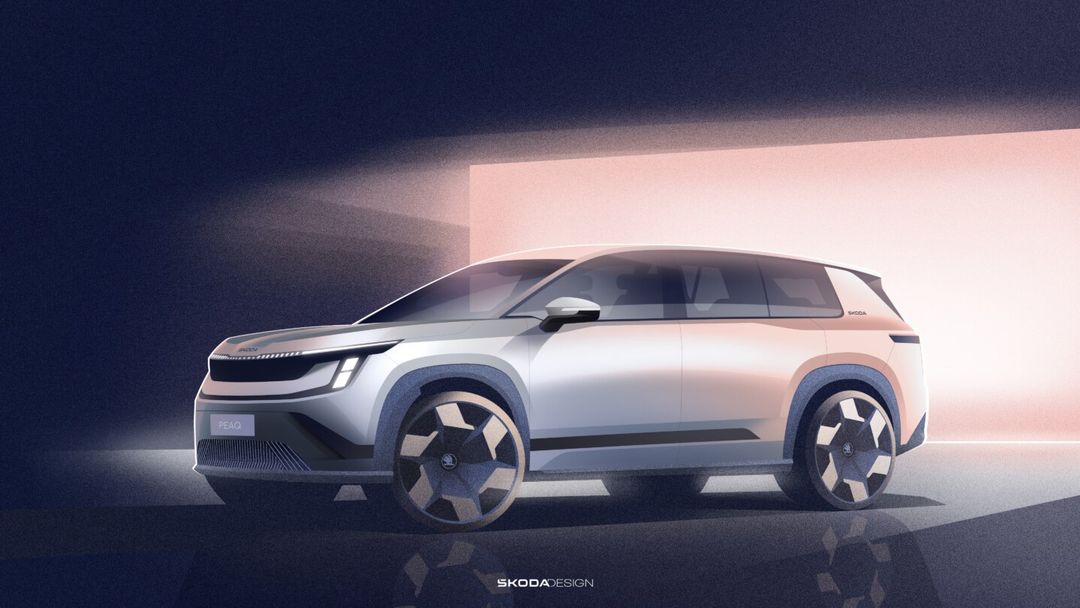 Škoda Peaq — oficjalny szkic projektowy, ujęcie 3/4 z przodu-lewej, sylwetka elektrycznego SUV-a na ciemnym studyjnym tle ze znakiem wodnym „SKODA DESIGN”