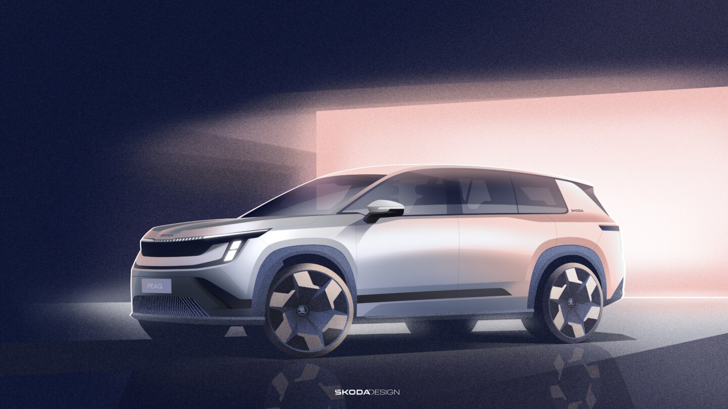 Škoda Peaq — oficjalny szkic projektowy, ujęcie 3/4 z przodu-lewej, sylwetka elektrycznego SUV-a na ciemnym studyjnym tle ze znakiem wodnym „SKODA DESIGN”