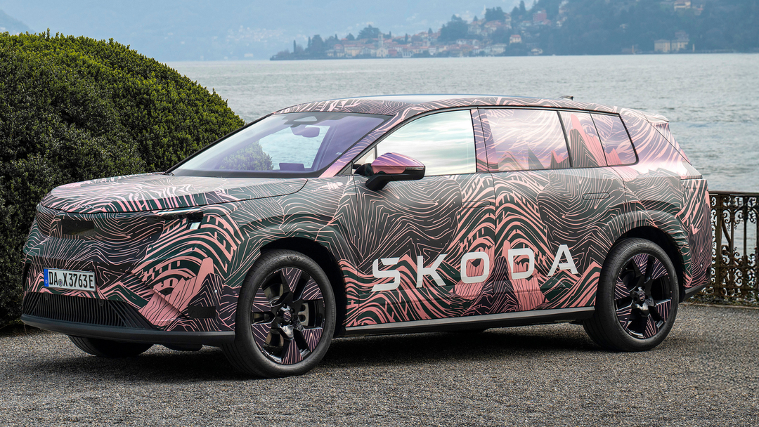 Škoda Peaq — ujęcie 3/4 z przodu lewego, postój nad jeziorem, kadr nieco bliższy niż p05, kamuflaż topograficzny