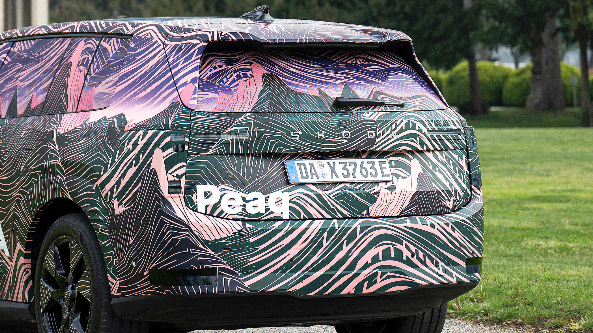 Škoda Peaq — tył pojazdu, napis promocyjny „Peaq” jako graficzna nakładka, duplikat kadru p06