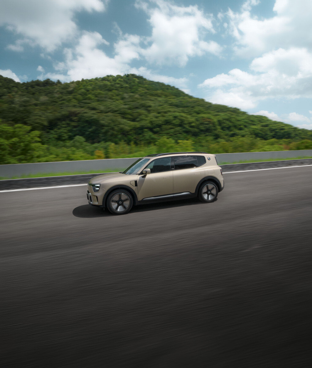 smart – bok, beżowe auto w jeździe na torze testowym