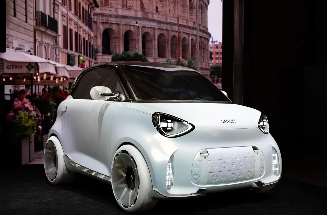smart – przód, biały concept car na tle Koloseum w Rzymie