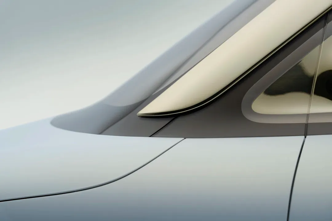 smart Concept #6 EHD — detal tylnego słupka C z aerodynamicznym żebrem i trójkątnym oknem