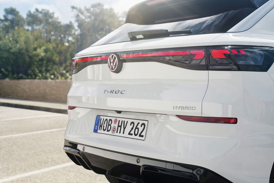 Volkswagen T-Roc Hybrid — tył, zbliżenie na klapę bagażnika z logo VW i napisem „T-ROC HYBRID”, niemiecka rejestracja