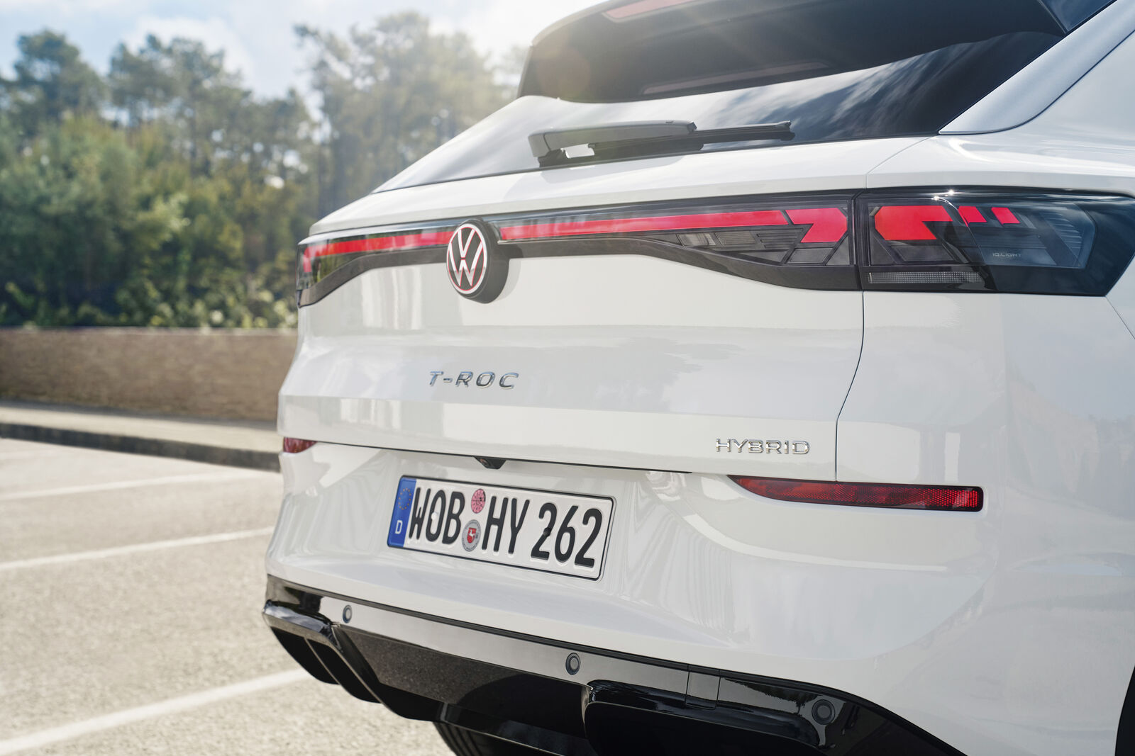 Volkswagen T-Roc Hybrid — tył, zbliżenie na klapę bagażnika z logo VW i napisem „T-ROC HYBRID”, niemiecka rejestracja