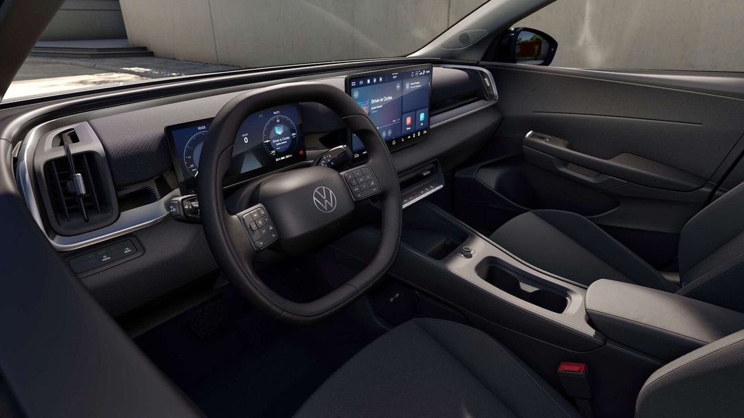 Volkswagen ID. Cross — wnętrze, kokpit z kierownicą po lewej stronie i cyfrowym wyświetlaczem